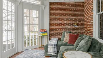 Televisión, chimenea y libros