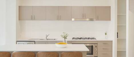 Micro-ondes, four, plaque de cuisson, lave-vaisselle