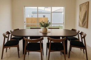 Dining - Entire home in Rochedale South, Australia (Rochedale South)