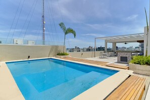 Una piscina al aire libre