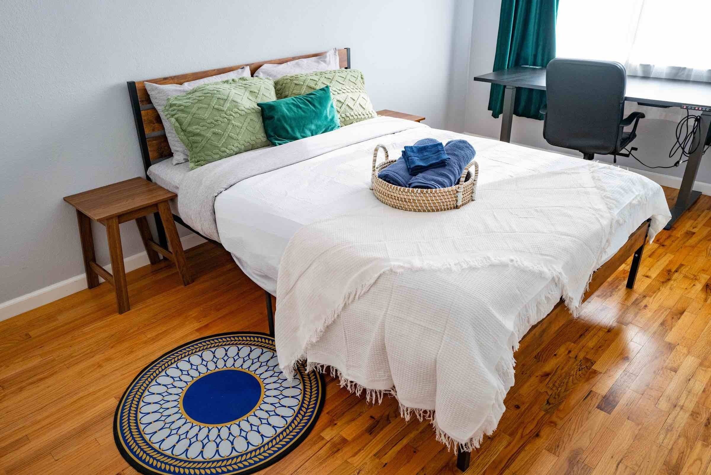 Tabla de planchar con plancha, wifi, ropa de cama