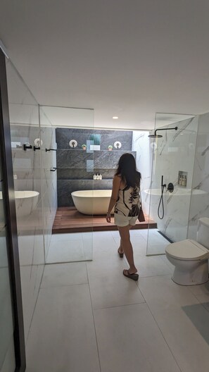Shower, jetted bath, hair dryer, towels - 5BR BERAWAHOUSE.com Exclusive Designer Very Unique Berawa Beach MAX Fun+Style (Badung)