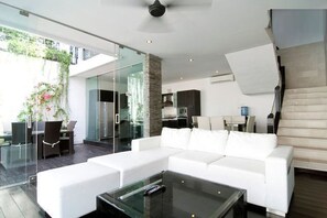 Living area - BERAWAHOUSE.com 5-19 Exclusive Designer Very Unique Berawa Beach MAX Fun+Style (Badung)