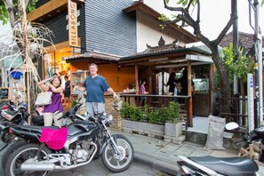 Exterior - 5BR BERAWAHOUSE.com Exclusive Designer Very Unique Berawa Beach MAX Fun+Style (Badung)