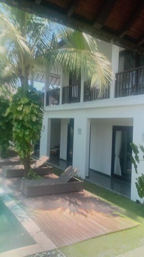 Terrace/patio - 5BR BERAWAHOUSE.com Exclusive Designer Very Unique Berawa Beach MAX Fun+Style (Badung)