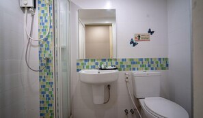 Amenidades de baño gratuitas, secadora de cabello, toallas, jabón