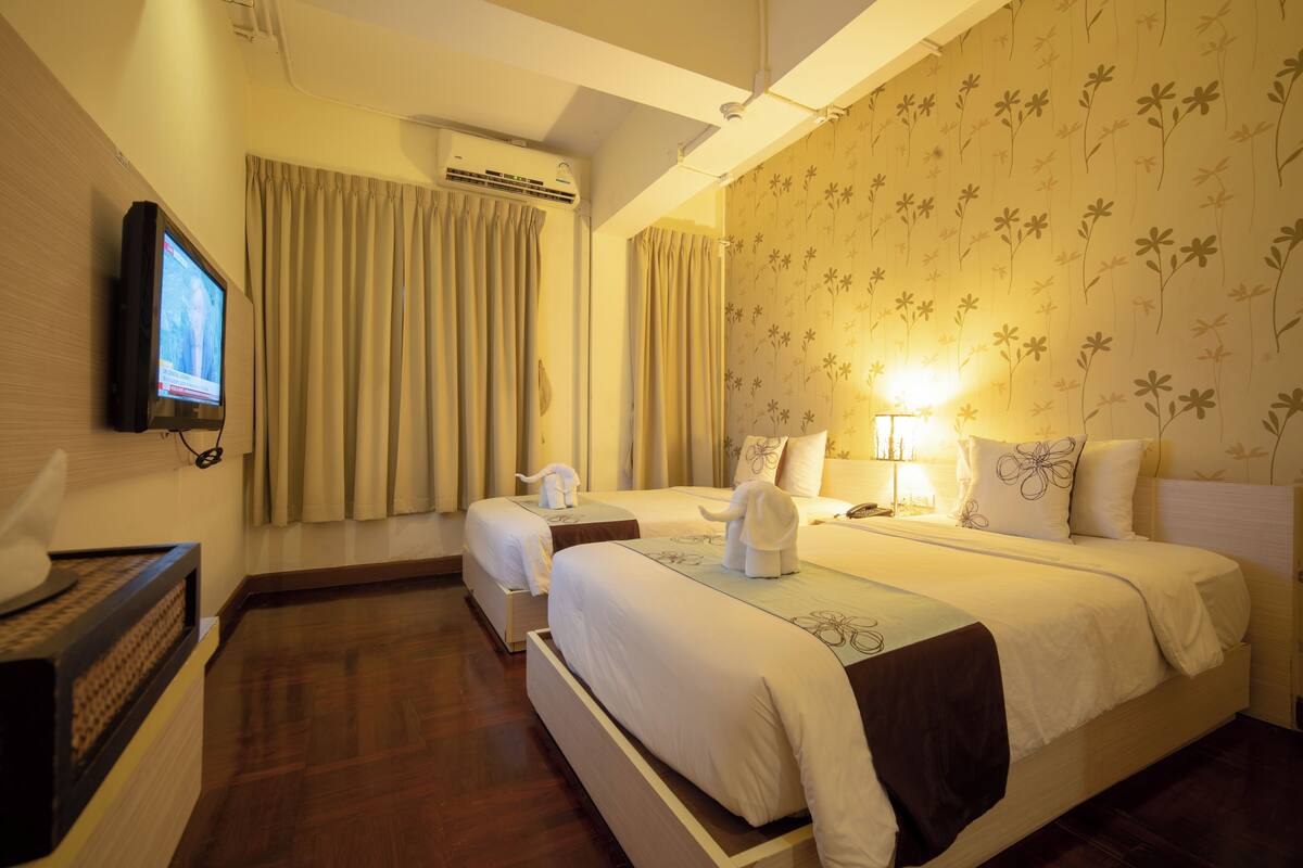 Habitación superior con 2 camas individuales | Escritorio y wifi gratis