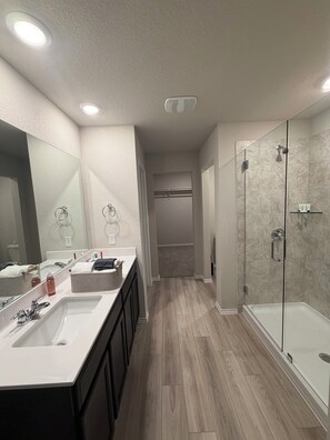 Shower, hair dryer, bidet, towels - Contemporary 3BR Home Near Base Fast Wi-Fi, Smart TV, Coffee Station (Killeen)