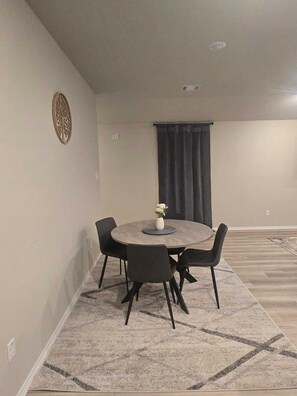 Dining - Contemporary 3BR Home Near Base Fast Wi-Fi, Smart TV, Coffee Station (Killeen)