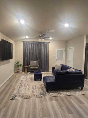 Smart TV - Contemporary 3BR Home Near Base Fast Wi-Fi, Smart TV, Coffee Station (Killeen)