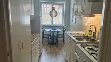 Kylskåp, mikrovågsugn, ugn och spishäll