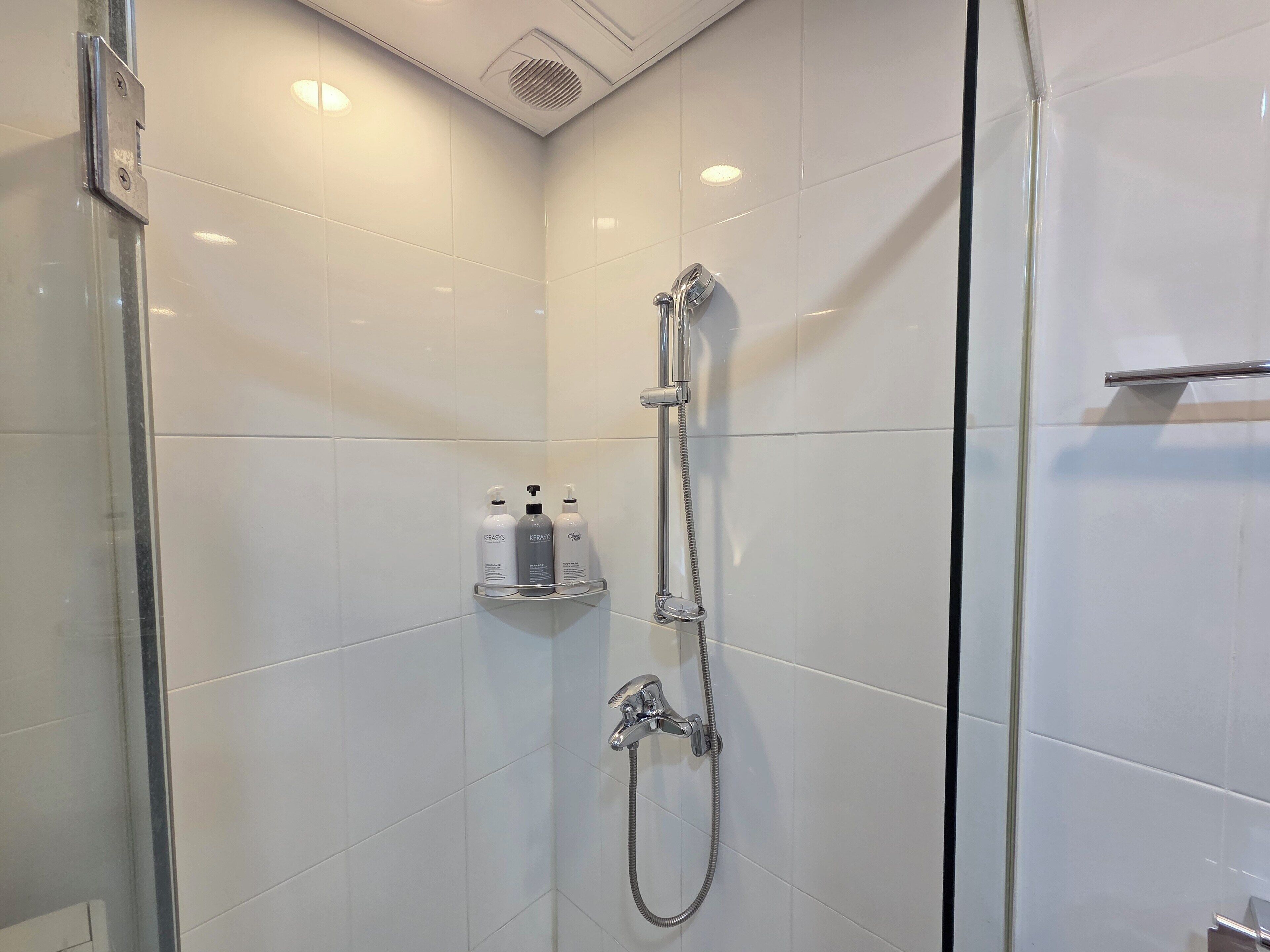 Deluxe Quadruple Room | Bathroom | Shower, free toiletries, hair dryer, slippers