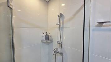 Deluxe Quadruple Room | Bathroom | Shower, free toiletries, hair dryer, slippers