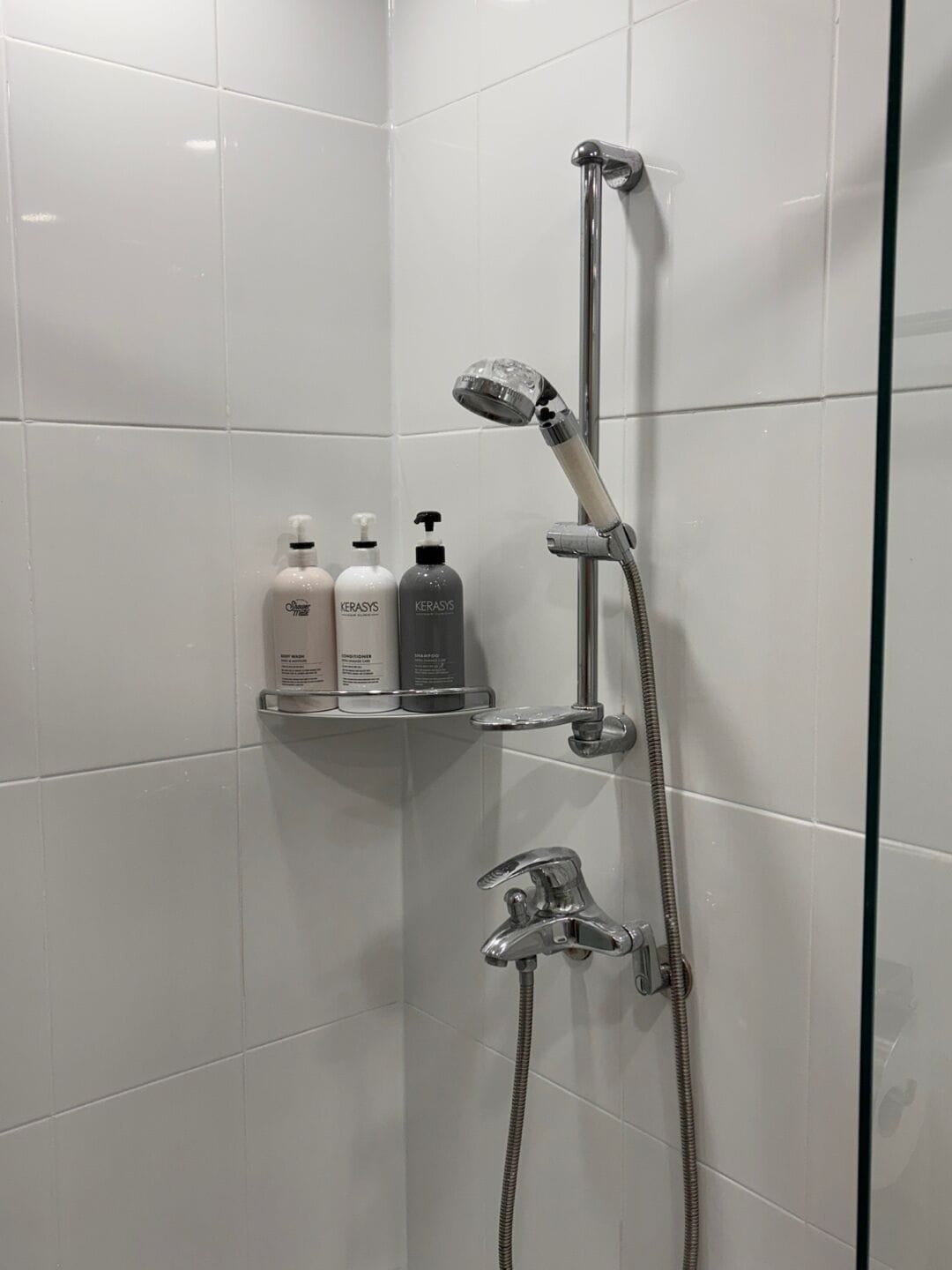 Dusj, toalettartikler (inkludert), hårføner og tøfler