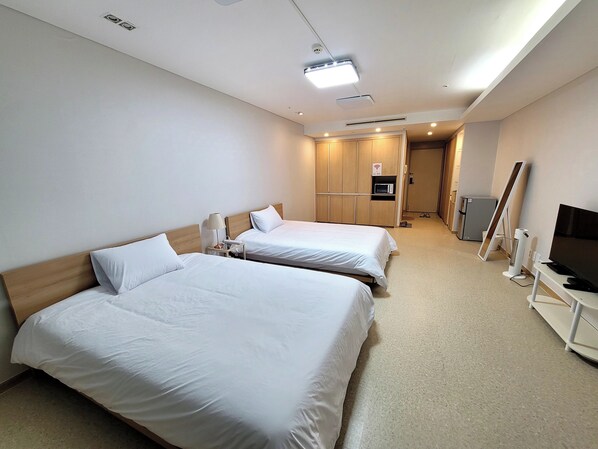 Standard Twin Room, City View | Desk, laptop workspace, blackout drapes, free WiFi - Incheon Airport Line Guest House (Incheon)
