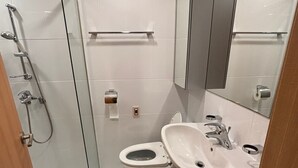 Family Triple Room, Partial Ocean View | Bathroom - Incheon Airport Line Guest House (Incheon)