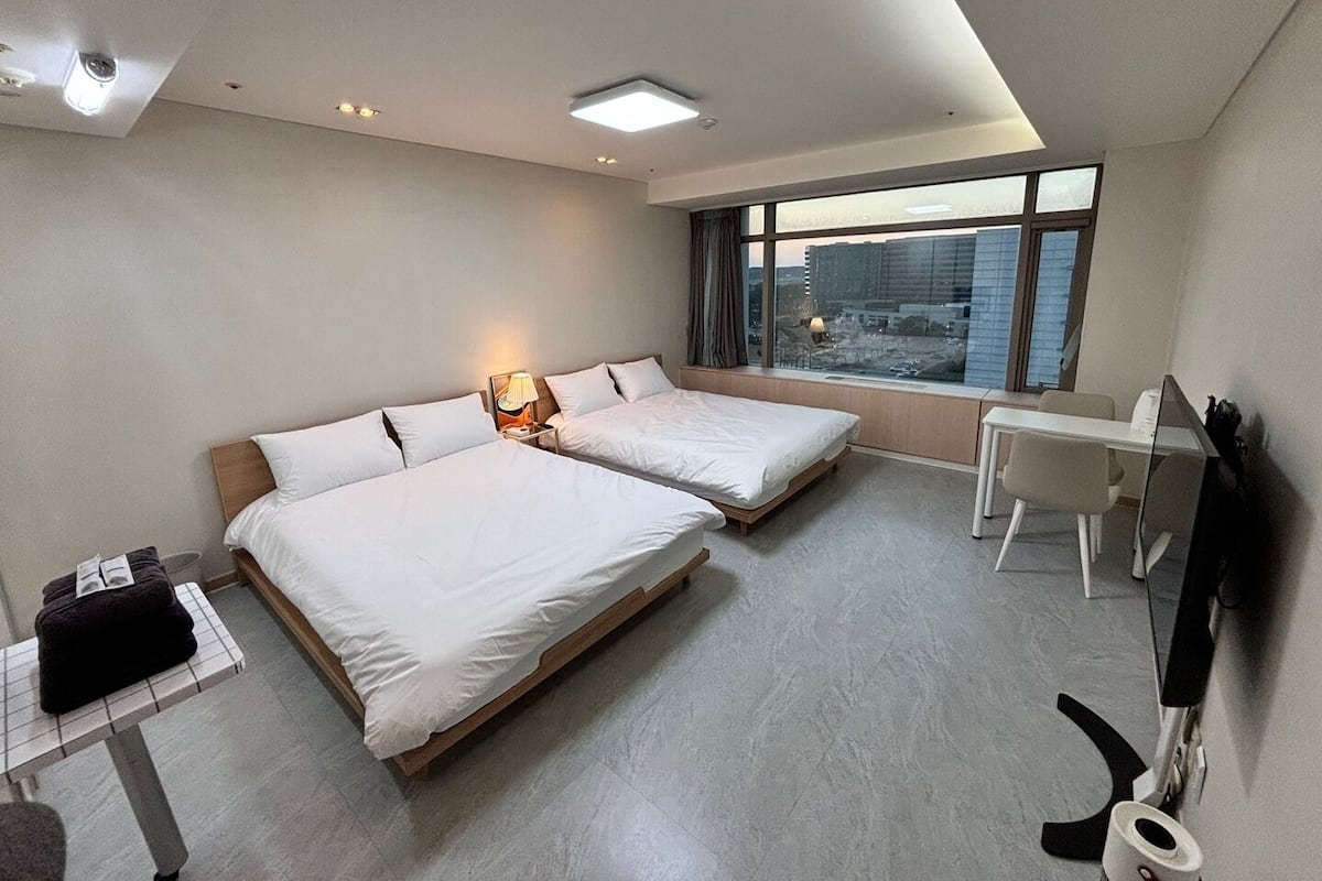 标准双床房, 城市景观 | 办公桌、笔记本电脑工作区、遮光窗帘、免费 WiFi