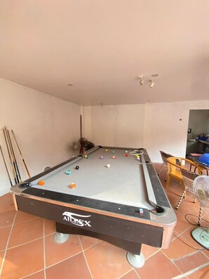 Billiards - Chillin' House (Cat Ba - Cat Hai)