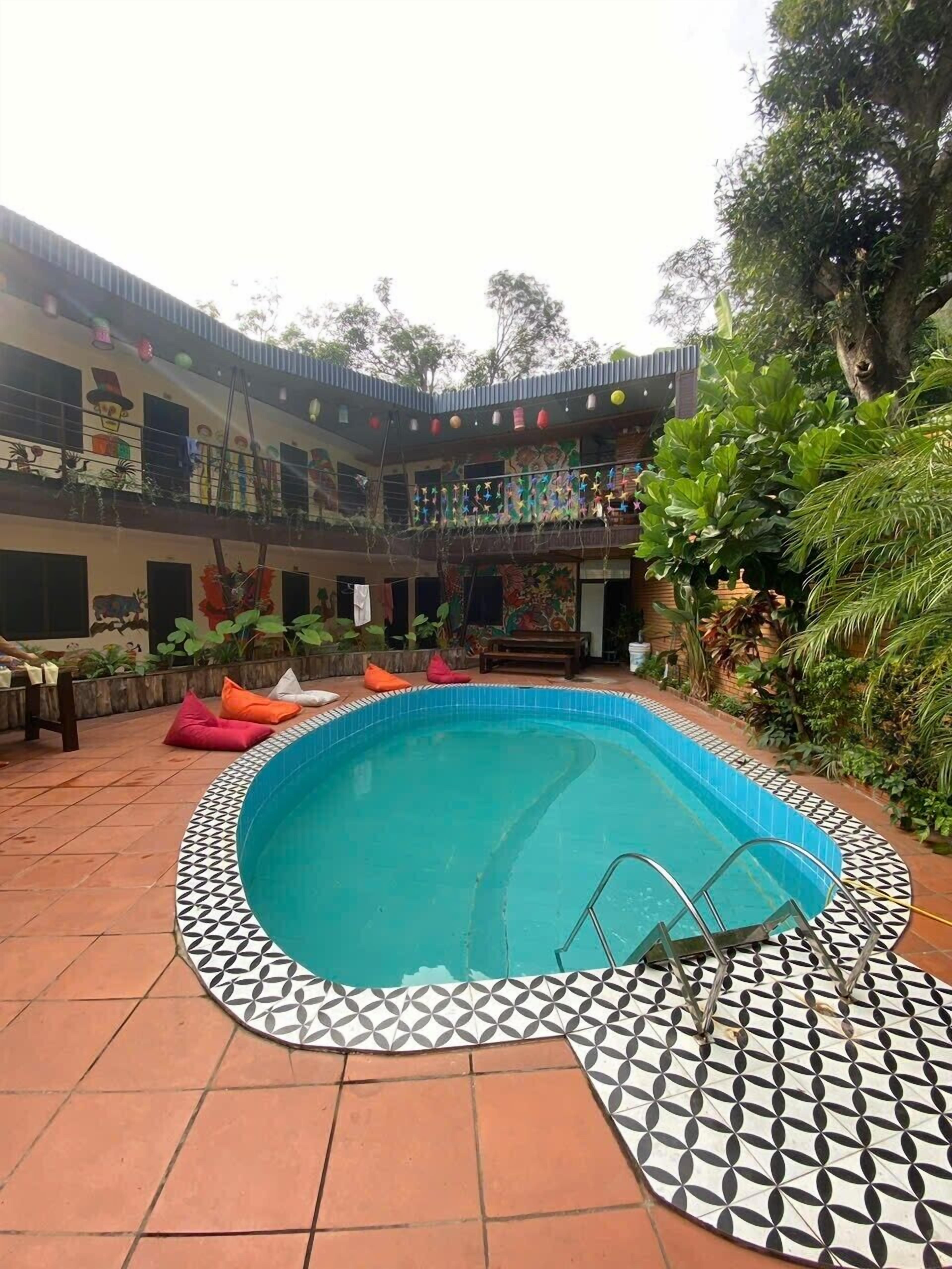 Utendørsbasseng og solsenger