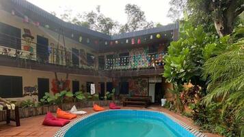 Utendørsbasseng og solsenger