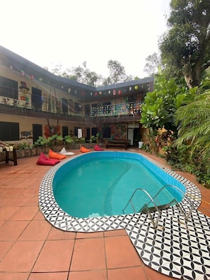 Utendørsbasseng og solsenger