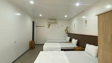 Eenvoudige driepersoonskamer, uitzicht op zwembad | Gratis wifi