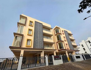 Vista frontal de la propiedad