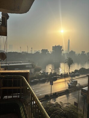 المنطقة المحيطة بالمنشأة