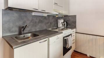 Refrigerador, microondas, lavavajillas y utensilios de cocina