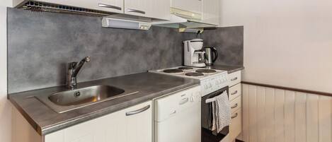 Kjøleskap, mikrobølgeovn, oppvaskmaskin og kjøkkenutstyr