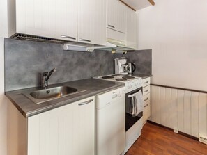 Refrigerador, microondas, lavavajillas y utensilios de cocina