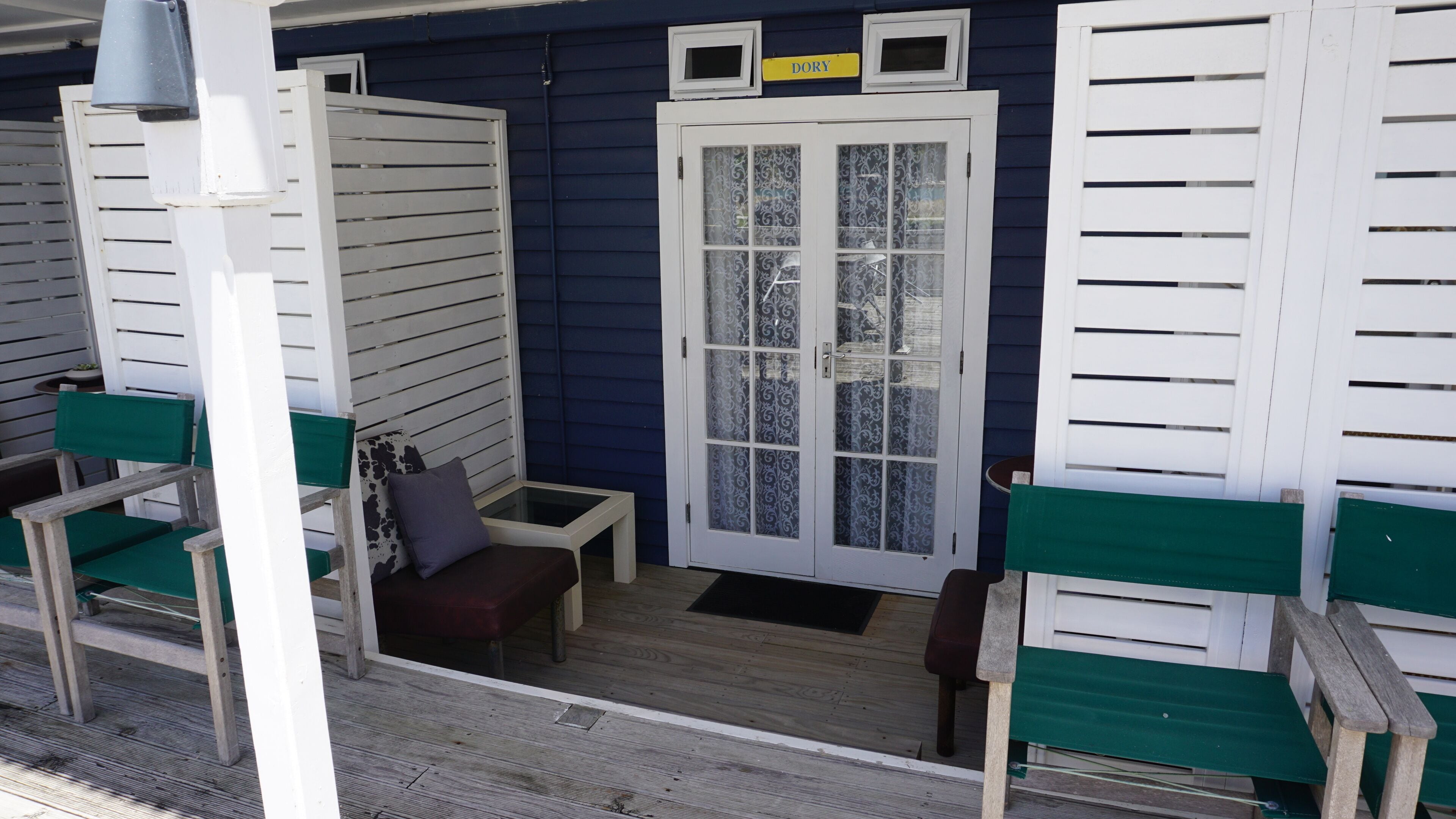 Deluxe-studiosviitti, oma kylpyhuone, rantanäköala | Työpöytä, kannettavalle tietokoneelle sopiva työtila, pimennysverhot