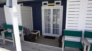 Deluxe-studiosviitti, oma kylpyhuone, rantanäköala | Työpöytä, kannettavalle tietokoneelle sopiva työtila, pimennysverhot