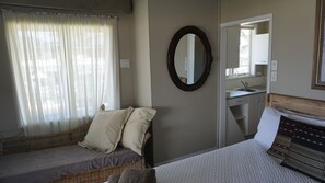 Deluxe Suite, 1 Queen Bed, Private Bathroom, Sea View | Desk, laptop workspace, blackout curtains, soundproofing - Nana Glad's Beach Front Accommodation (Whitianga)