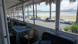 Deluxe Double Room, Private Bathroom, Sea View | Desk, laptop workspace, blackout curtains, soundproofing - Nana Glad's Beach Front Accommodation (Whitianga)