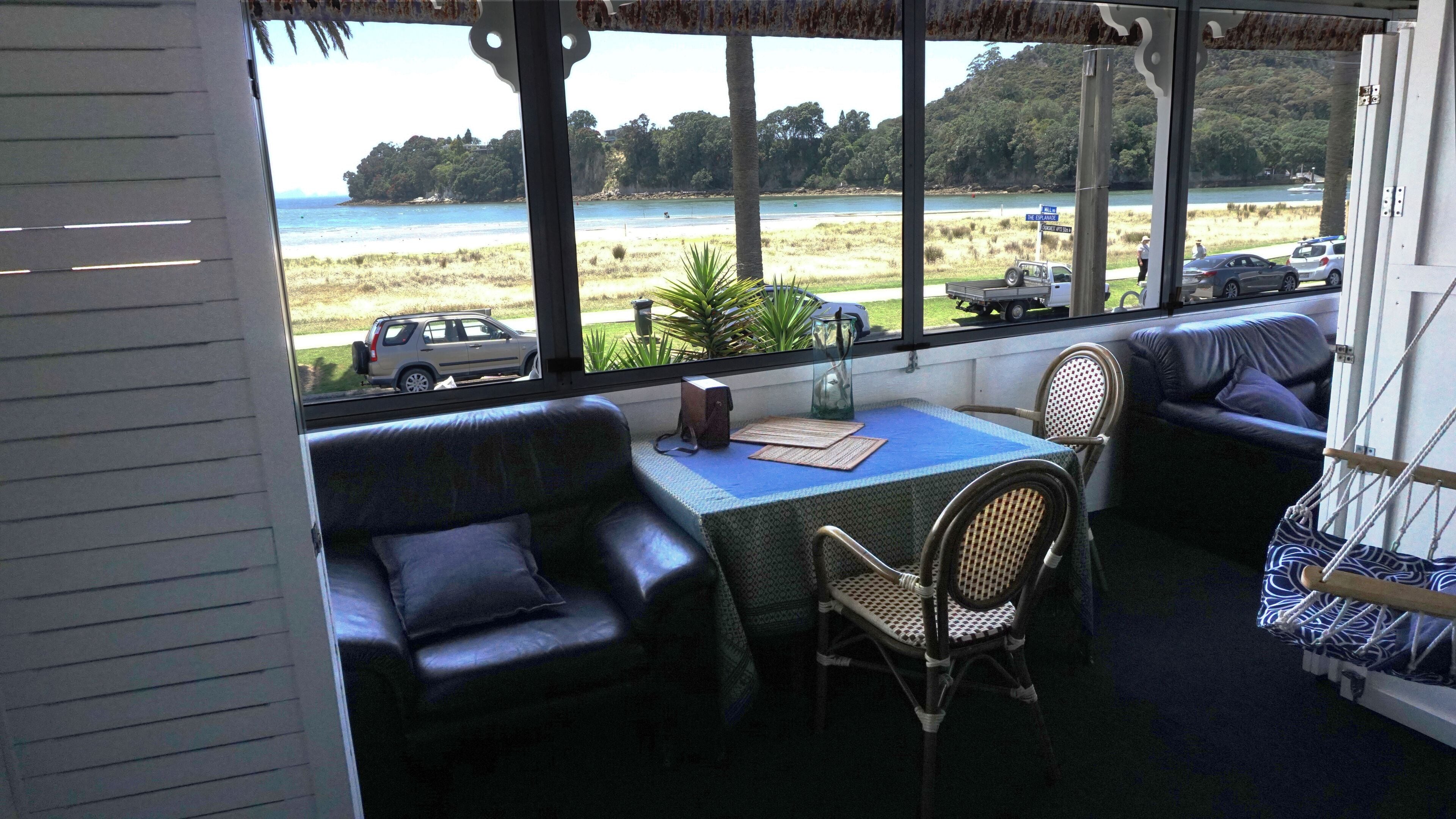 Escritorio, espacio para trabajar con laptop y cortinas blackout 