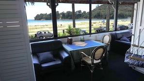 Kahden hengen deluxe-huone, oma kylpyhuone, merinäköala | Työpöytä, kannettavalle tietokoneelle sopiva työtila, pimennysverhot