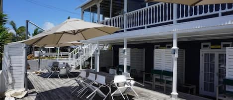 Deluxe-Studiosuite, eigenes Bad, Strandblick | Terrasse/Patio