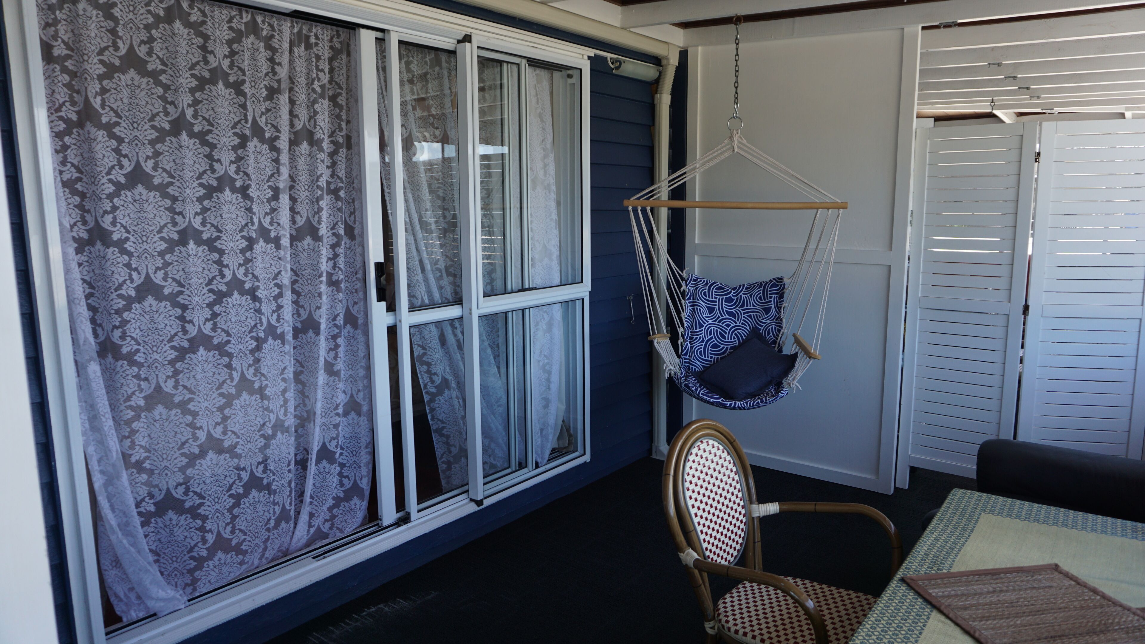 Kahden hengen deluxe-huone, oma kylpyhuone, merinäköala | Työpöytä, kannettavalle tietokoneelle sopiva työtila, pimennysverhot