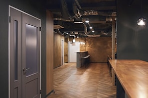 Living area - Shijo Guesthouse HIVE - Hostel (Kyoto)