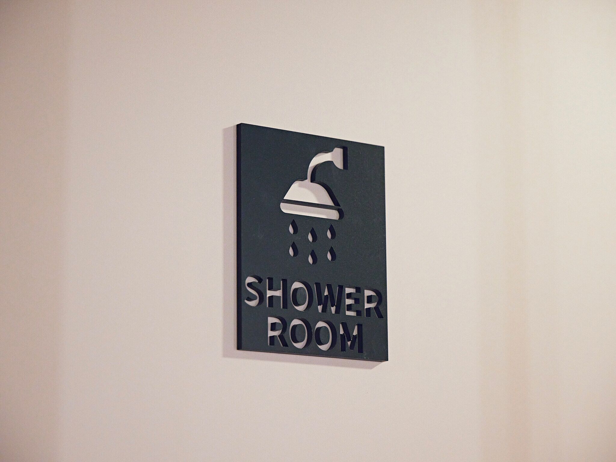 A sign indicating a shower room.