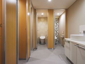 Shower, hair dryer, shampoo - Shijo Guesthouse HIVE - Hostel  (Kyoto)
