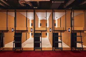 Bed sheets - Shijo Guesthouse HIVE - Hostel (Kyoto)