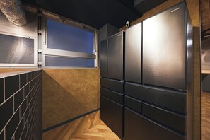 Living area - Shijo Guesthouse HIVE - Hostel (Kyoto)