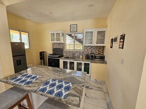 Frigorífico, microondas, horno y placa de cocina