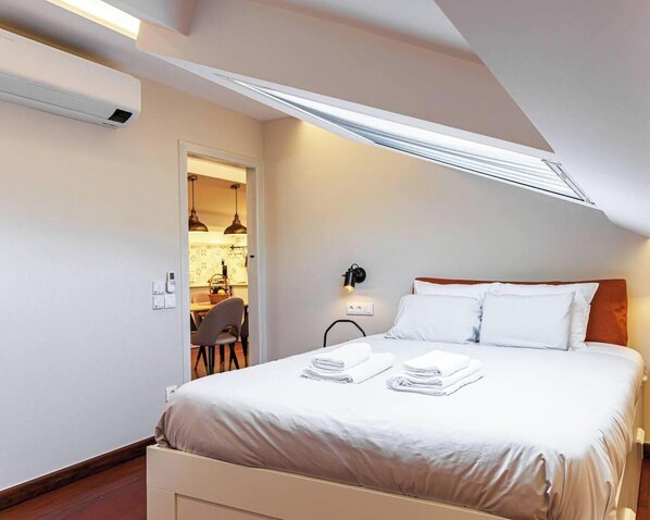 A bedroom with a bed, a desk, and a chair. - Angra Soul 3 -By PontaNegraAzores (Angra do Heroísmo)