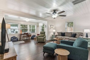 Smart TV, fireplace, offices - The Big Salty -Mid South SSI (St. Simons Island)