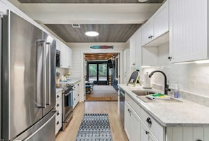 Fridge, microwave, oven, stovetop - The Big Salty -Mid South SSI (St. Simons Island)