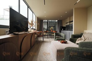 Luxury Suite, City View | Soundproofing, free WiFi, wheelchair access - PIN Nguyen Cu Trinh (Thanh pho Ho Chi Minh)