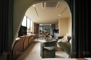 Luxury Suite, City View | Living area | TV - PIN Nguyen Cu Trinh (Thanh pho Ho Chi Minh)
